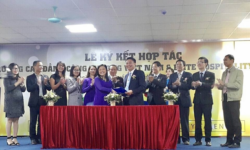 TRƯỜNG CAO ĐẲNG CÔNG THƯƠNG VIỆT NAM KÝ KẾT HỢP TÁC ĐÀO TẠO NHÂN SỰ VỚI TẬP ĐOÀN AHLEI - ĐẠI DIỆN ĐỘC QUYỀN CỦA VIỆN ĐÀO TẠO KHÁCH SẠN VÀ LƯU TRÚ HOA KỲ TẠI VIỆT NAM