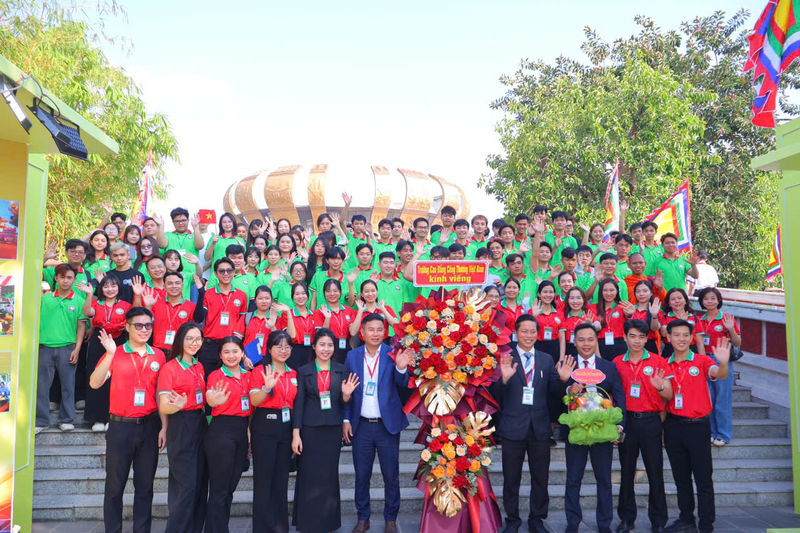 VCI - Cần Thơ: Hành trình dâng hương tri ân cội nguồn tại Đền thờ Vua Hùng